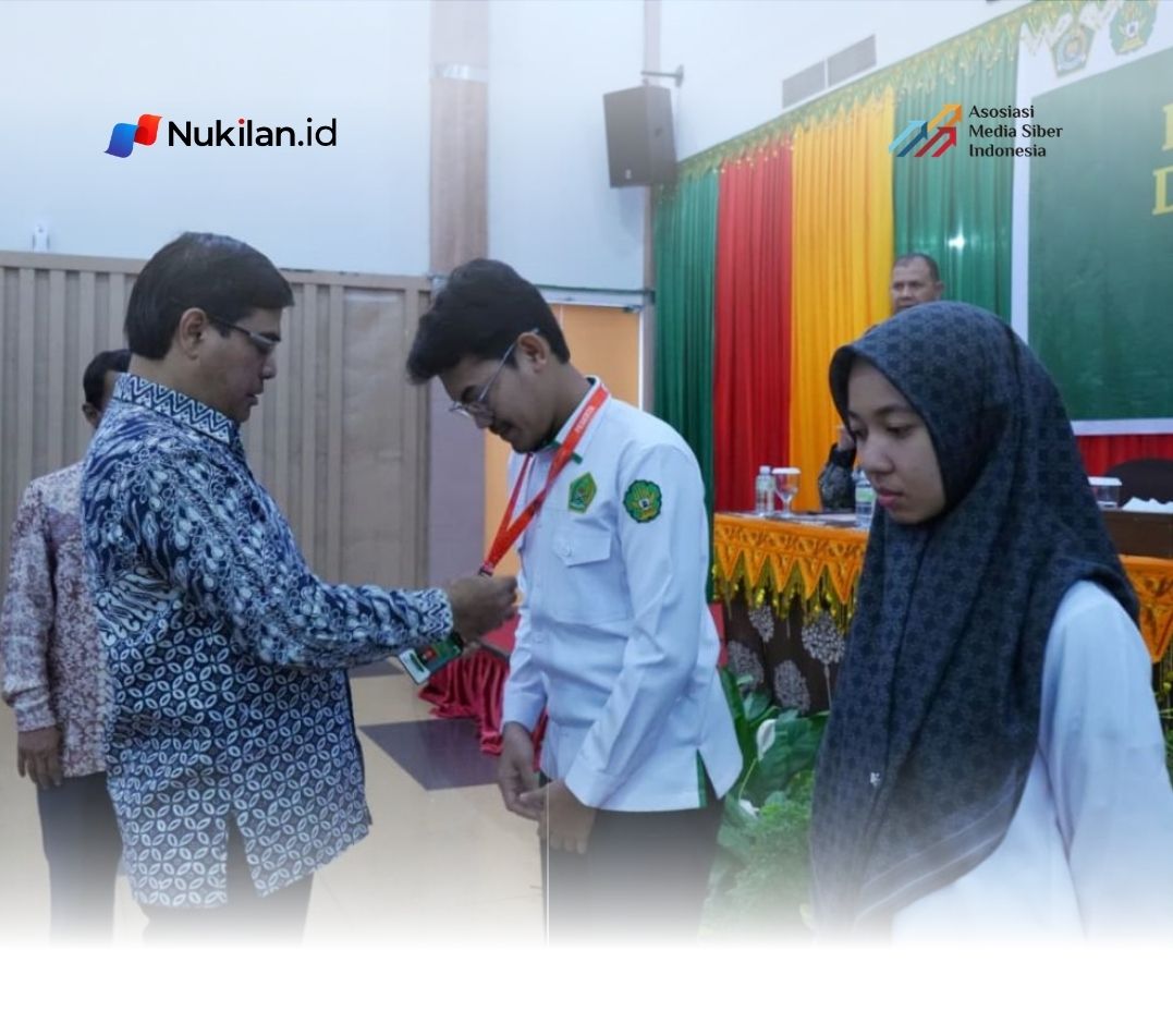 Rektor UIN Ar Raniry Banda Aceh menyematkan tanda peserta (Foto: Humas UIN Ar Raniry)
