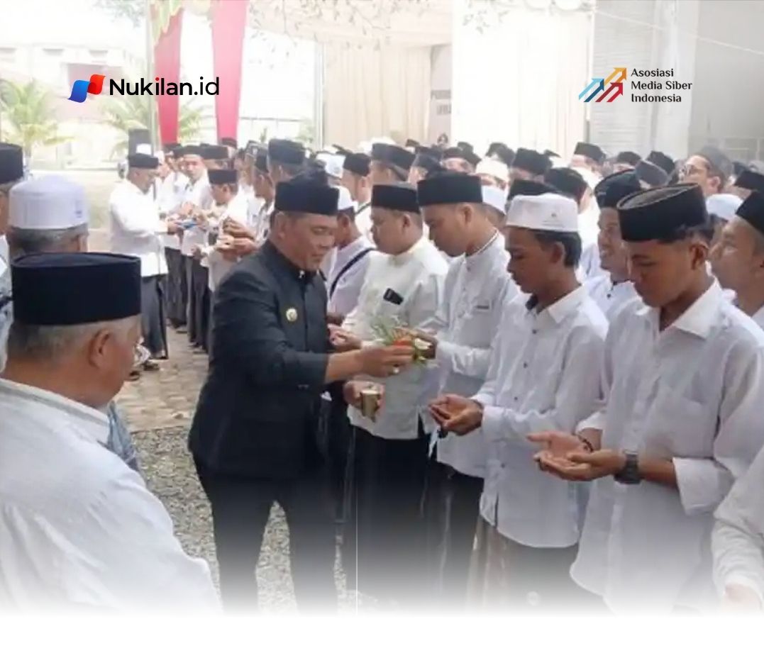 Sebanyak 457 guru Beut Kitab yang telah dinyatakan lulus seleksi mengikuti prosesi peusijuek yang dipimpin oleh Abu H Athailah atau Abu Ulee Titi bersama Bupati Aceh Besar, Muharram Idris, di Dekranasda Aceh Besar, Kamis (18/6/2026). (Foto: For Nukilan)