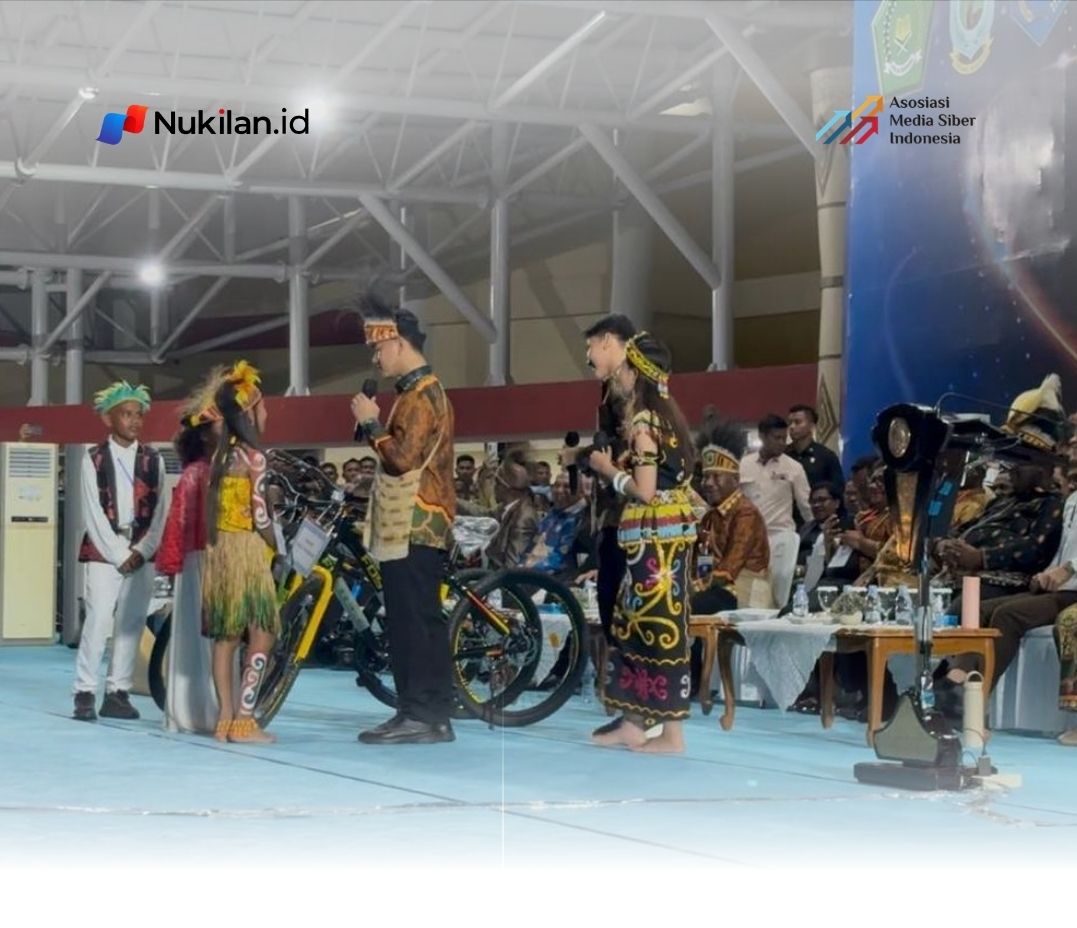 Wakil Presiden (Wapres) RI Gibran Rakabuming membagikan hadiah kepada lima peserta Pesta Paduan Suara Gerejawi (Pesparawi) XIV Nasional di GOR Borarsi, Manokwari, Papua Barat, Sabtu (20/6/2026) malam.(Foto: KOMPAS.com/Rahel)