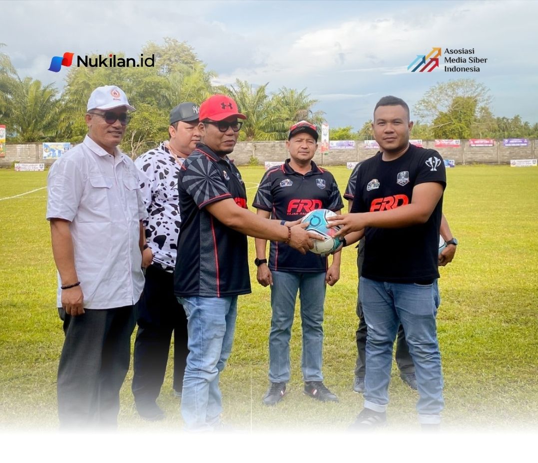 Bupati Aceh Jaya, Safwandi, secara resmi membuka Open Turnamen Sepak Bola Salem Cup II Tahun 2026 yang digelar di Stadion Mini Padang Kleng, Kecamatan Teunom, pada Kamis (18/6/2026). (Foto: For Nukilan)