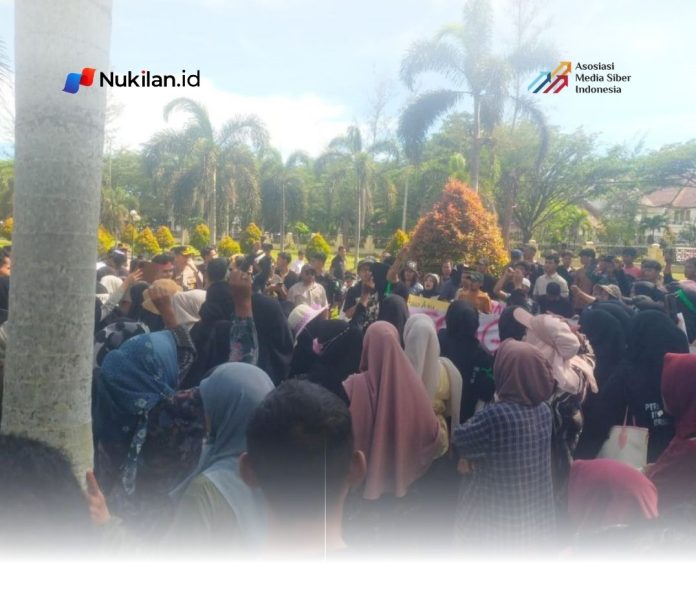 ratusan warga demo
