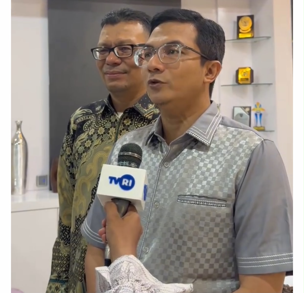 Ketua Dewan Perwakilan Rakyat Kota (DPRK) Banda Aceh, Irwansyah ST, menerima kunjungan pimpinan dan staf TVRI Aceh untuk membahas penayangan Piala Dunia 2026, Jumat (5/6/2026). (Foto: For Nukilan)