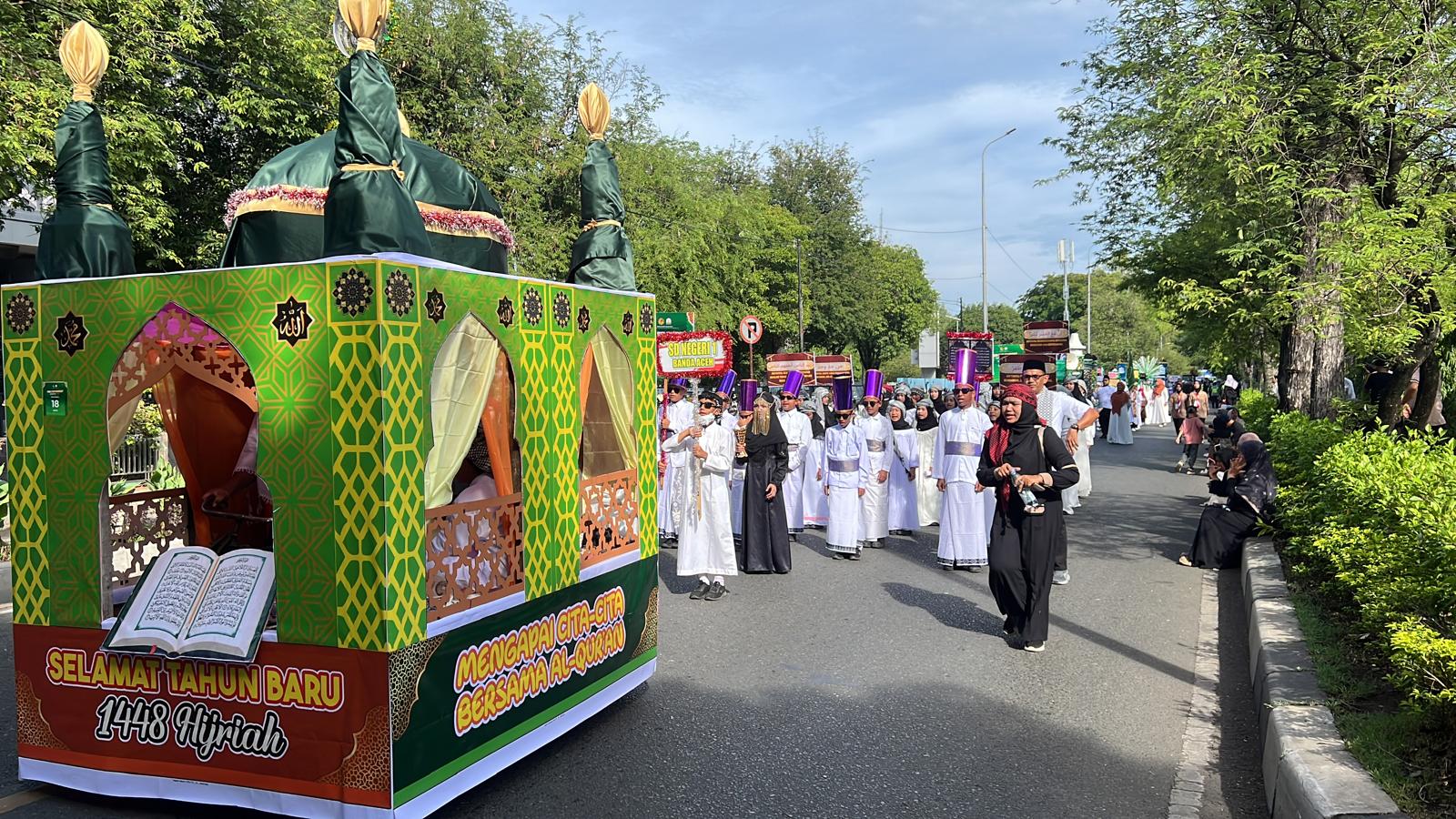 Peserta Pawai Syiar 1 Muharram 1448 Hijriah di ruas jalan Kota Banda Aceh, pada Selasa 16 Juni 206. (Foto: Nukilan/Rezi)
