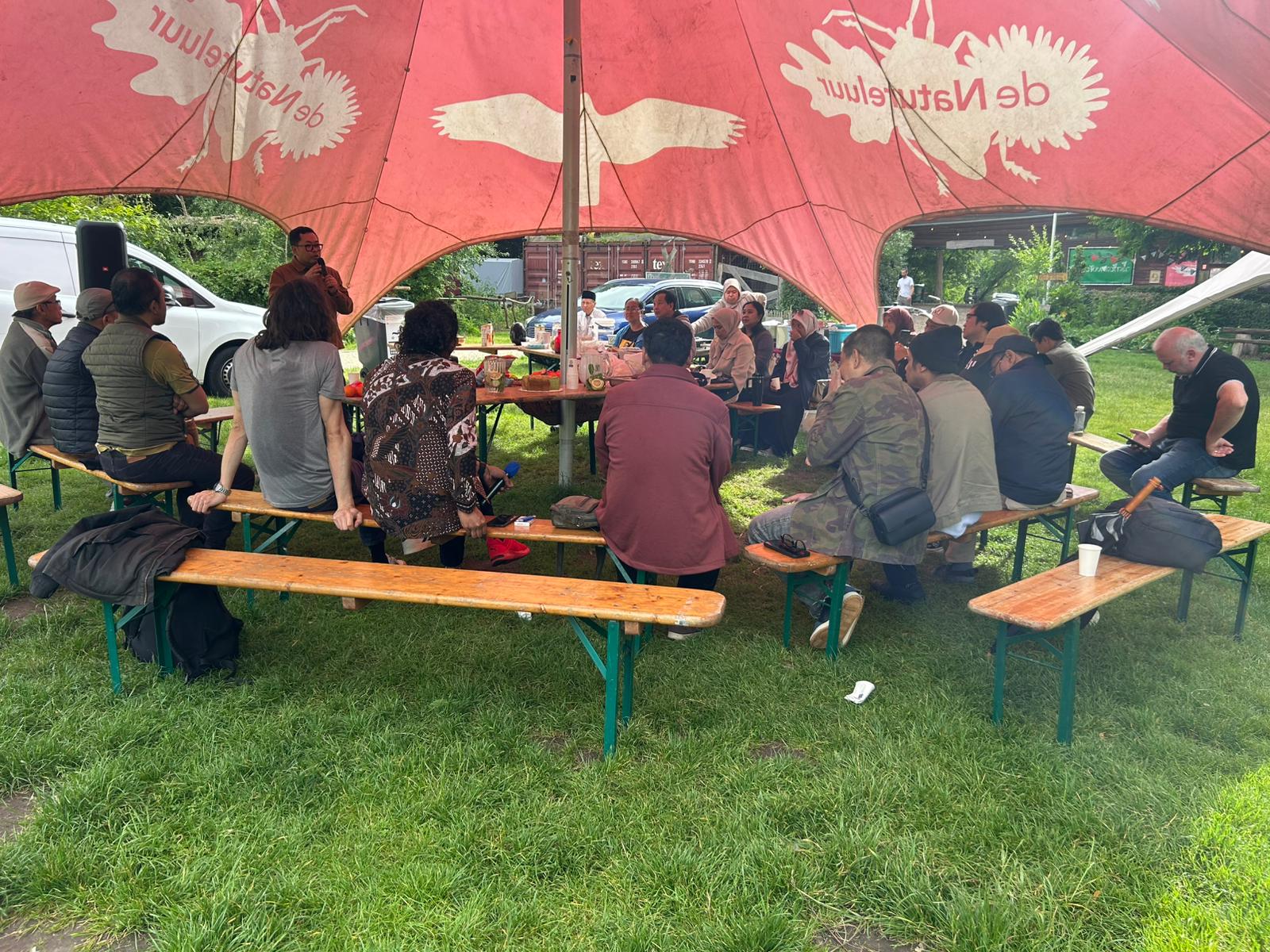 Sekelompok diaspora Indonesia berkumpul dan menyampaikan pernyataan politik di De Natuurkamer Park, kawasan Drijfsijs, Amsterdam, Rabu (17/6/2026). (Foto: Dok Diaspora Belanda)
