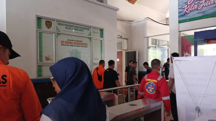 Sejumlah petugas Basarnas mengevakuasi korban ledakan yang berada di Kapal Aceh Hebat 2 di Pelabuhan Ulee Lheue, Banda Aceh. (Foto: Dok Basarnas)