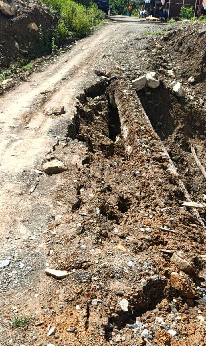 Jalan longsor di Desa Serule, Kecamatan Bintang, Aceh Tengah. (Foto: Dok pribadi)