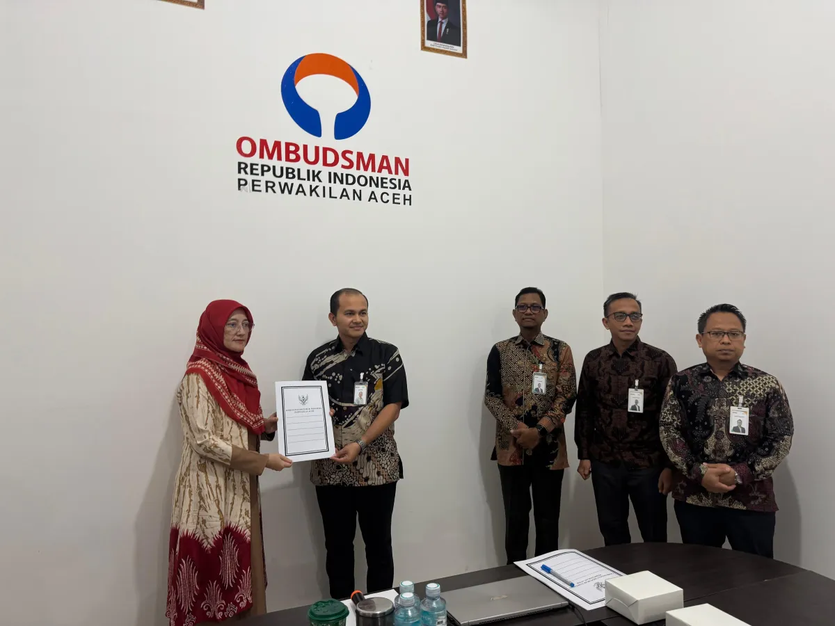 Ombudsman RI Perwakilan Aceh menyerahkan Laporan Hasil Pemeriksaan (LHP) kepada pihak BSI oleh  (Foto: Dok Ombudsman RI Perwakilan Aceh)