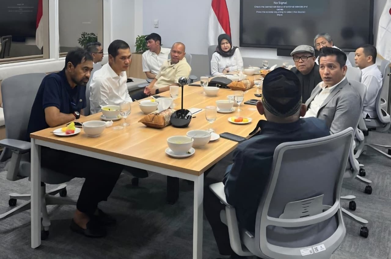 Pertemuan Mualem dan Kepala SKK Migas Djoko Siswanto di Kantor SKK Migas, Jakarta, Rabu (10/6/2026) malam. (Foto: Dok Pemerintah Aceh