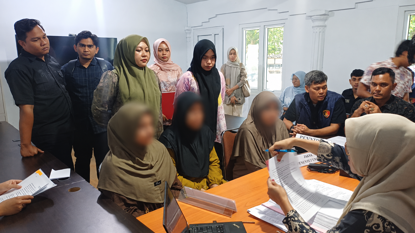 Proses pelimpahan tiga tersangka dari Polresta Banda Aceh ke Pengadilan Negeri Banda Aceh, pada Jumat 26 Juni 2026. (Foto: For Nukilan)