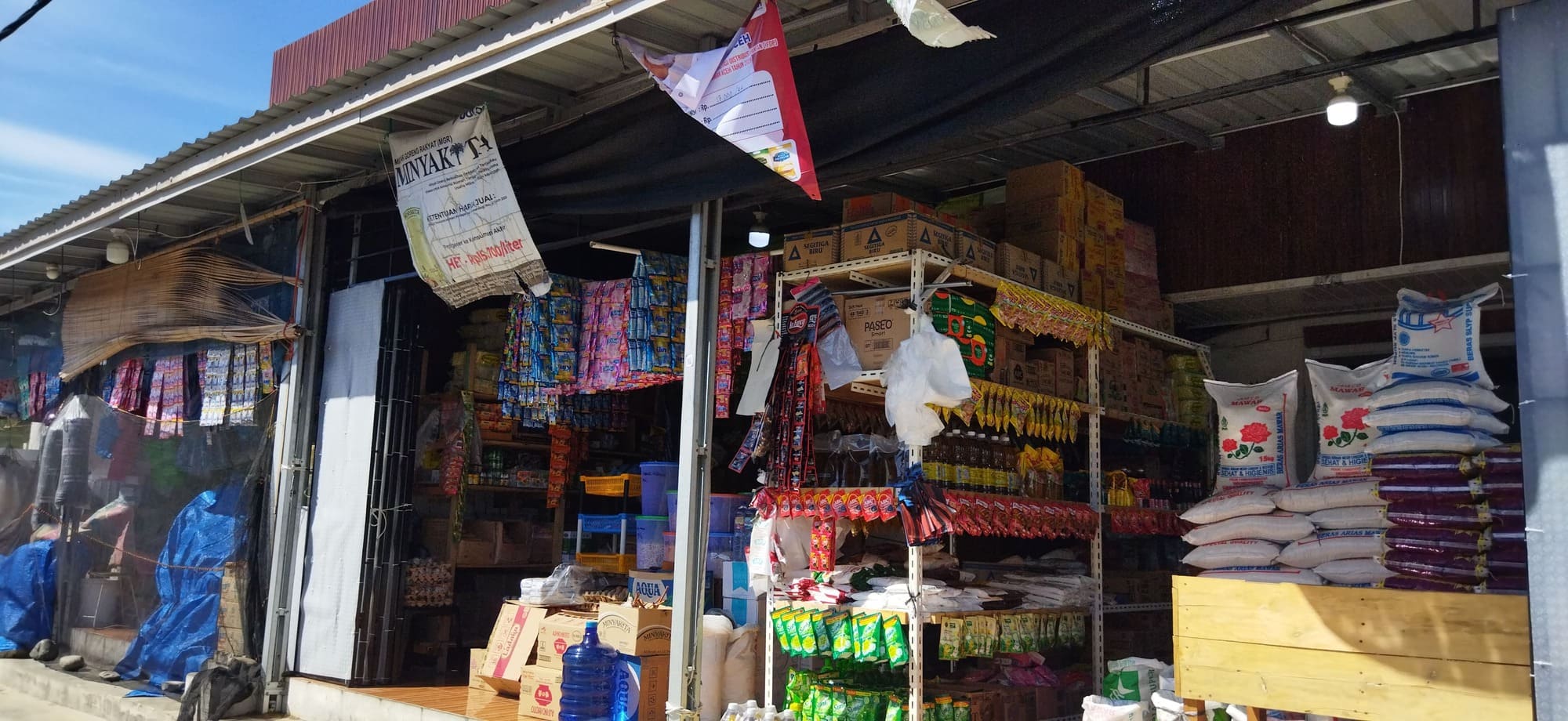 Salah satu toko yang menjual beras dan sembako di Pasar Al Mahirah Lamdingin, Selasa (21/7/2026)
