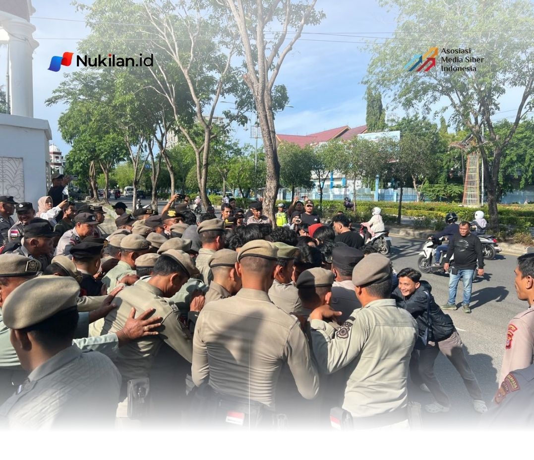 Aksi saling dorong mahasiswa dengan aparat saat mencoba memasuki halaman Kantor Gubernur Aceh, pada Jum'at 3 Juli 2026. (Foto: Nukilan/Rezi)