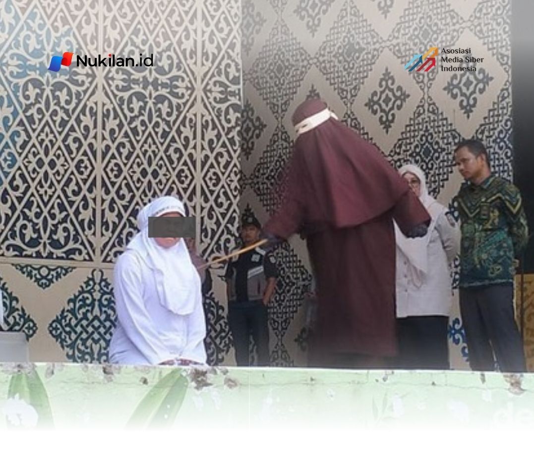 Wanita yang dihukum cambuk 21 kali karena mesum dengan pasangannya saat live TikTok. (Foto: Agus Setyadi/detikcom)