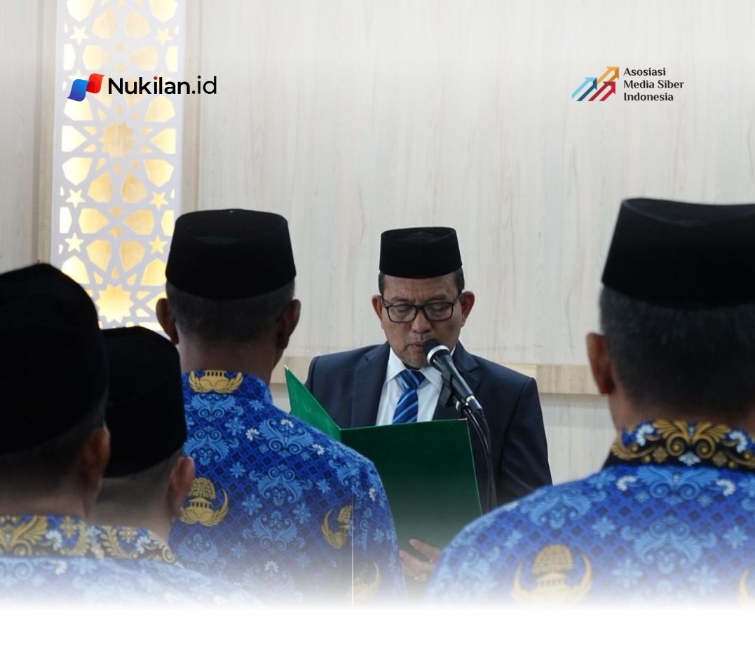 Kepala Kantor Wilayah Kementerian Agama (Kanwil Kemenag) Aceh, Drs. H. Azhari, M.Si., melantik dan mengambil sumpah/janji 15 Pegawai Negeri Sipil (PNS) di Aula Kanwil Kemenag Aceh, Selasa (7/7/2026). (Foto: Kemenag Aceh)