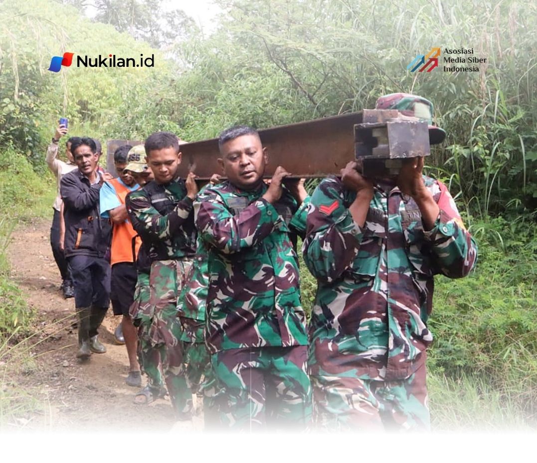 Prajurit TNI Pikul Material Jembatan untuk Warga Pedalaman Gayo Lues. (FOTO: FOR NUKILAN)