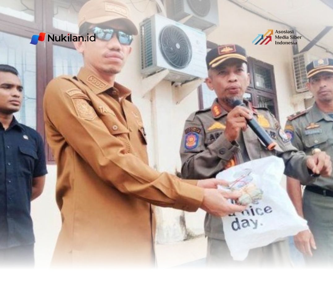 Bupati Aceh Barat Tarmizi memperlihatkan uang Rp 340 ribu milik pengemis tunanetra, yang sebelumnya diamankan petugas Satpol PP. (ANTARA/Teuku Dedi Iskandar)