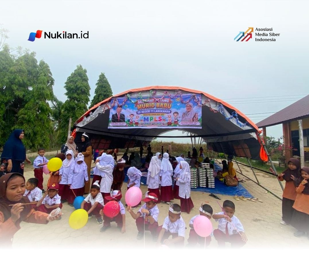 Sejumlah murid Sekolah Dasar (SD) Negeri 11 Langkahan di Desa Paya Tukai, Kecamatan Langkahan, Kabupaten Aceh Timur, Provinsi Aceh, belajar ditenda darurat pascabanjir Jumat (17/7/2026).(FOTO: KOMPAS.COM/MASRIADI SAMBO)