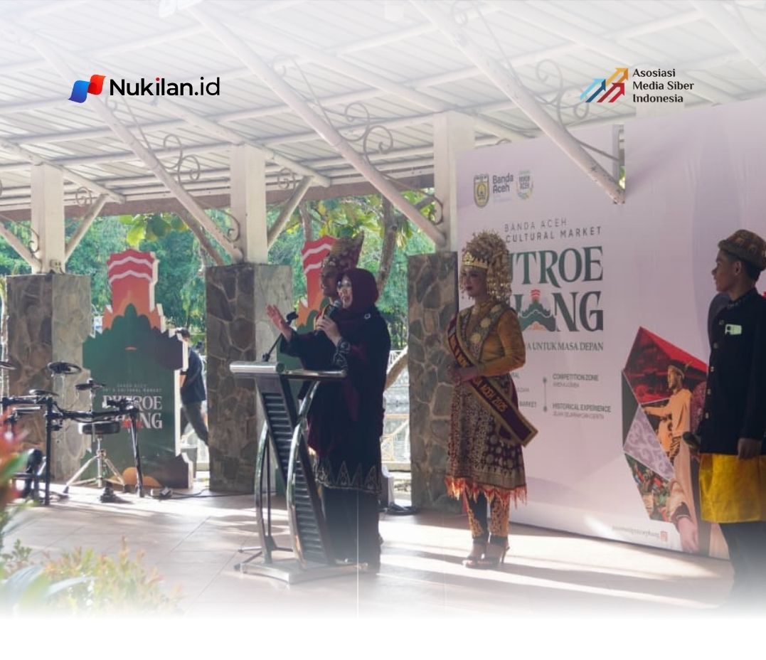 Wali Kota Banda Aceh, Illiza Sa’aduddin Djamal, memperkenalkan sejarah Putroe Phang kepada rombongan wisatawan asal Malaysia saat membuka Banda Aceh Art and Cultural Market Putroe Phang di Taman Putroe Phang, Sabtu (18/7/2026). (FOTO: FOR NUKILAN)