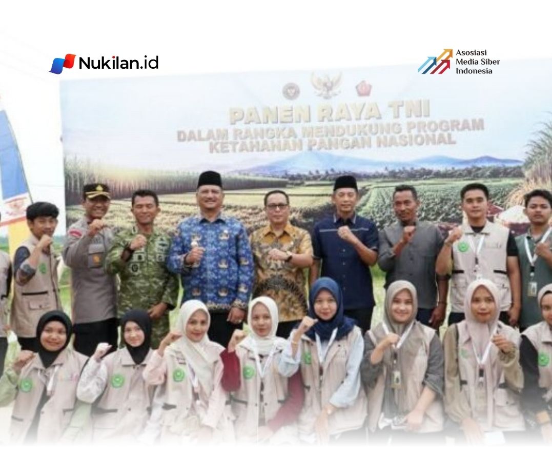 Bupati Aceh Tamiang, Irjen Pol. (Purn.) Drs. Armia Pahmi, MH, memimpin Panen Raya TNI di areal persawahan Kelompok Tani Sama-Sama, Kampung Seuneubok Dalam Upah, Kecamatan Bendahara, Jumat (17/7/2026). (Foto: for Nukilan)