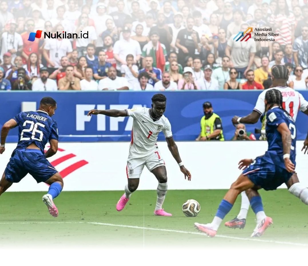 Penyerang Inggris Bukayo Saka mencetak gol saat melawan Prancis pada perebutan peringkat tiga Piala Dunia 2026 di Stadion Miami, Minggu (19/7/2026). Inggris untuk sementara unggul atas lawannya dalam duel ini. (FOTO: AFP/Chandan Khanna)