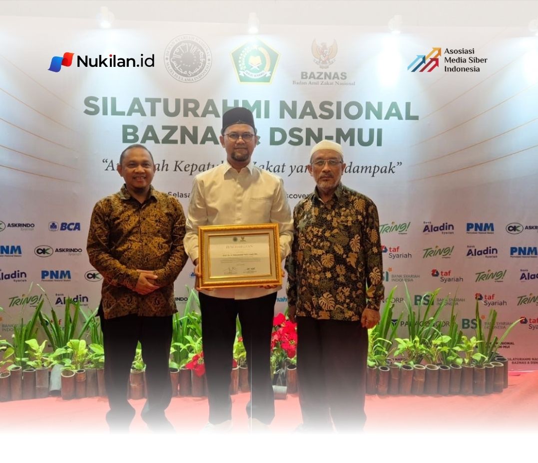 Prof. Dr. H. Muhammad Yasir Yusuf, MA, Ketua Dewan Pengawas Syariah PT Bank Aceh Syariah, menerima Anugerah Kepatuhan Zakat Berdampak kategori Fokus Pengawasan Penyaluran Dana yang Tidak Boleh Diakui sebagai Pendapatan (TBDSP) dari BAZNAS dan DSN-MUI pada Silaturahmi Nasional BAZNAS–DSN-MUI di Jakarta, Selasa (7/7/2026). (FOTO: IST)