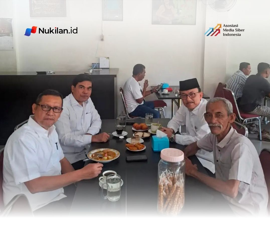 Rektor Universitas Islam Negeri (UIN) Ar-Raniry Banda Aceh, Prof. Dr. Mujiburrahman, dan Rektor Universitas Syiah Kuala (USK), Prof. Dr. Mirza Tabrani, berdialog dengan sejumlah tokoh masyarakat guna menyerap berbagai masukan terkait pengembangan pendidikan di Aceh. (FOTO: FOR NUKILAN)
