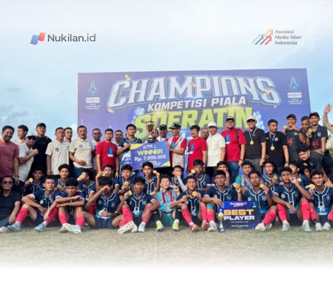 Para pemain Persada Aceh Barat Daya (Abdya) foto bersama usai sukses menorehkan sejarah dengan menjuarai Piala Soeratin U-17 Aceh 2026 setelah menaklukkan Young Wariors dengan skor tipis 1-0 pada laga final yang berlangsung di Lapangan Cot Gapu, Bireuen, Sabtu, 25 Juli 2026. (Foto: Humas PSSI Aceh)
