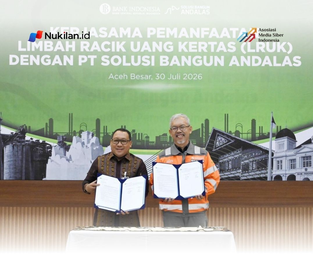 General Manager Solusi Bangun Andalas, R. Adi Santosa bersama Kepala Perwakilan Bank Indonesia Provinsi Aceh, Agus Chusaini menandatangani pelaksanaan kerja sama pemanfaatan limbah racik uang kertas (LRUK) sebagai bahan bakar alternatif di pabrik Solusi Bangun Analas, 30 Juli 2026. (Foto: For Nukilan)