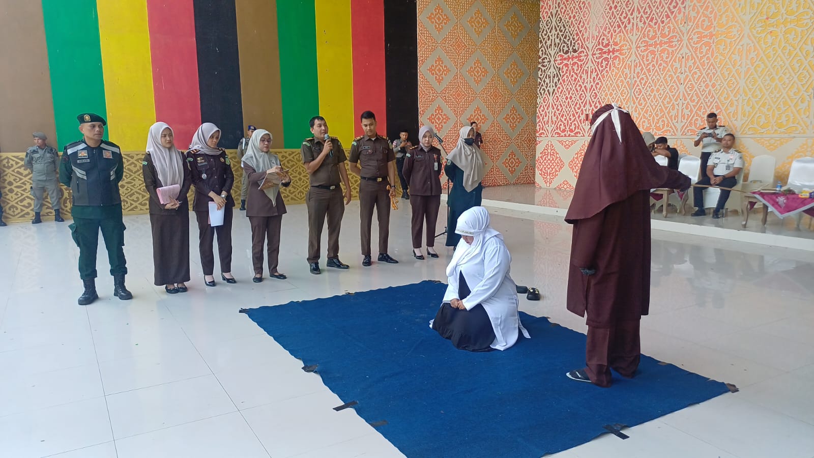 Proses eksekusi cambuk yang dilaksanakan oleh Jaksa Eksekutor Kejaksaan Negeri Banda Aceh di Taman Bustanussalatin, Banda Aceh, pada Kamis 2 Juli 2026. (Foto: Dok. Kejari BNA)