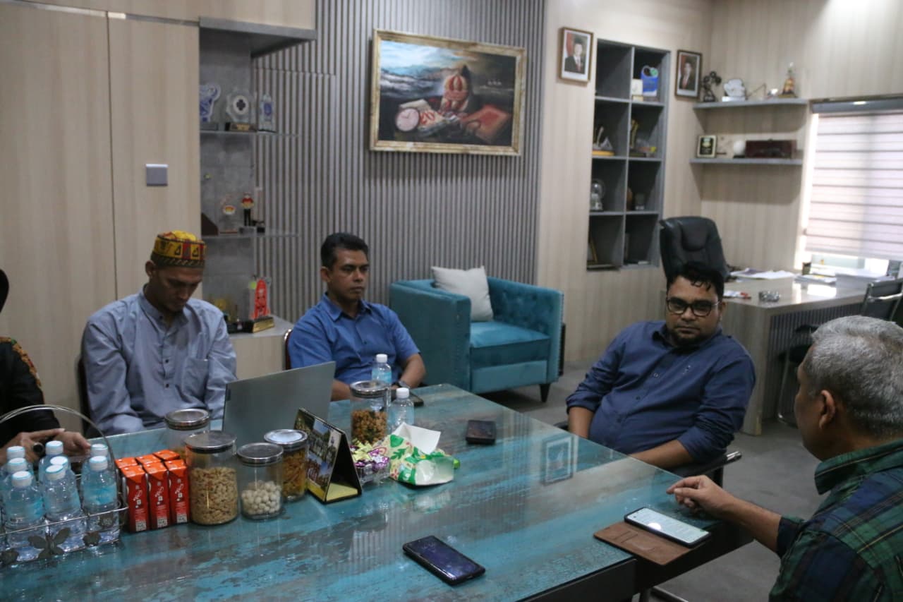 Seniman Aceh audiensi dengan Kepala Disbudpar Aceh, Dedy Yuswadi. (Foto: Ist)