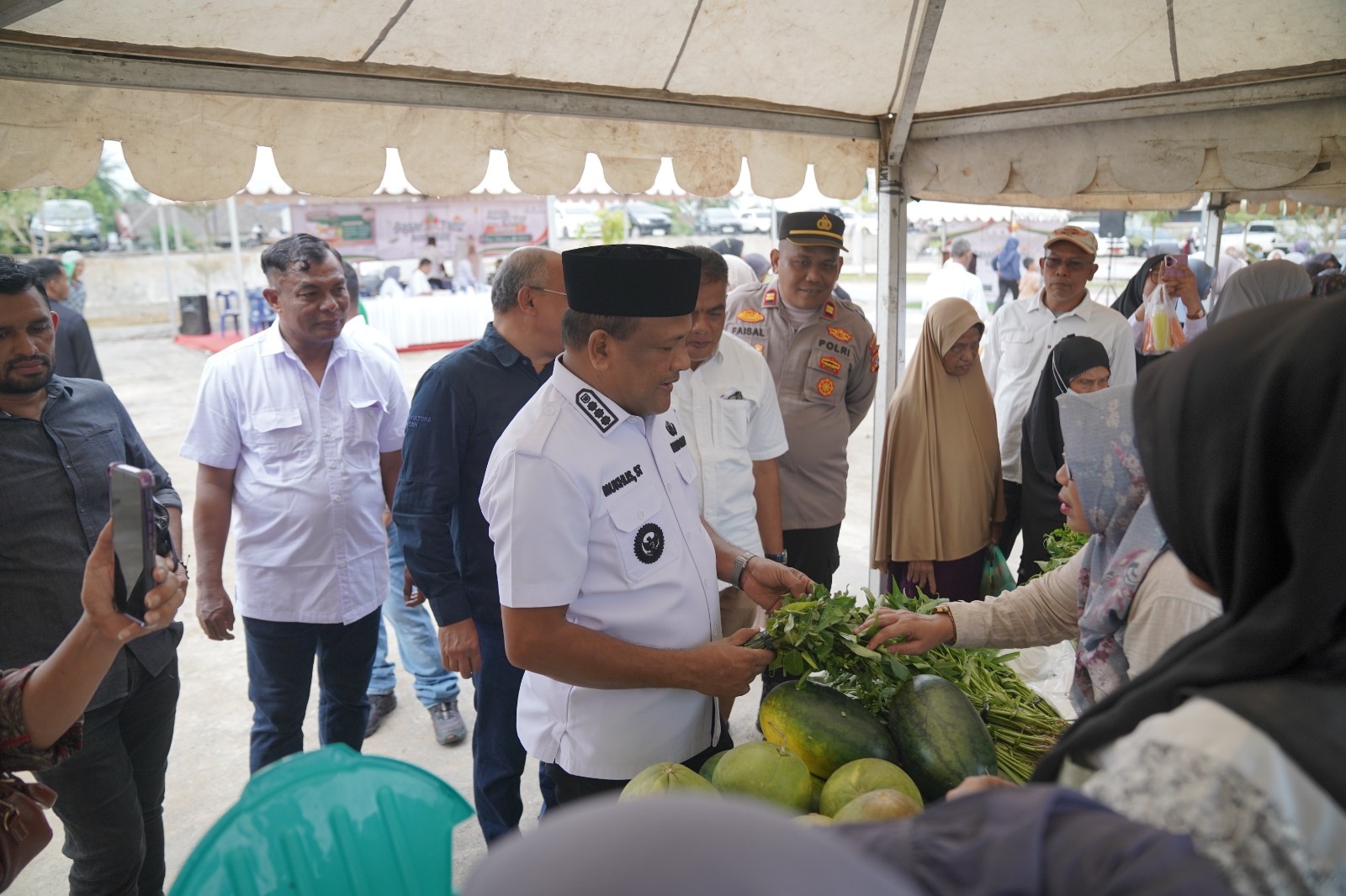 Pemerintah Aceh melalui Dinas Pertanian dan Perkebunan Aceh kembali menggelar Pasar Tani Aceh Roadshow 2026 di Lapangan Bola Kaki Cot Gapu, Kecamatan Kota Juang, Kabupaten Bireuen, Rabu (8/7/2026). (FOTO: FOR NUKILAN)