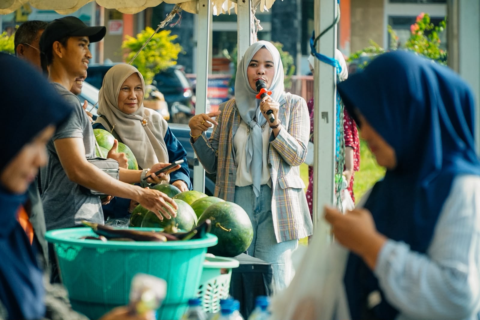 Pasar Tani Aceh Road Show 2026 menghadirkan berbagai komoditas pangan dengan harga lebih terjangkau bagi masyarakat Kabupaten Aceh Barat. (FOTO: FOR NUKILAN)