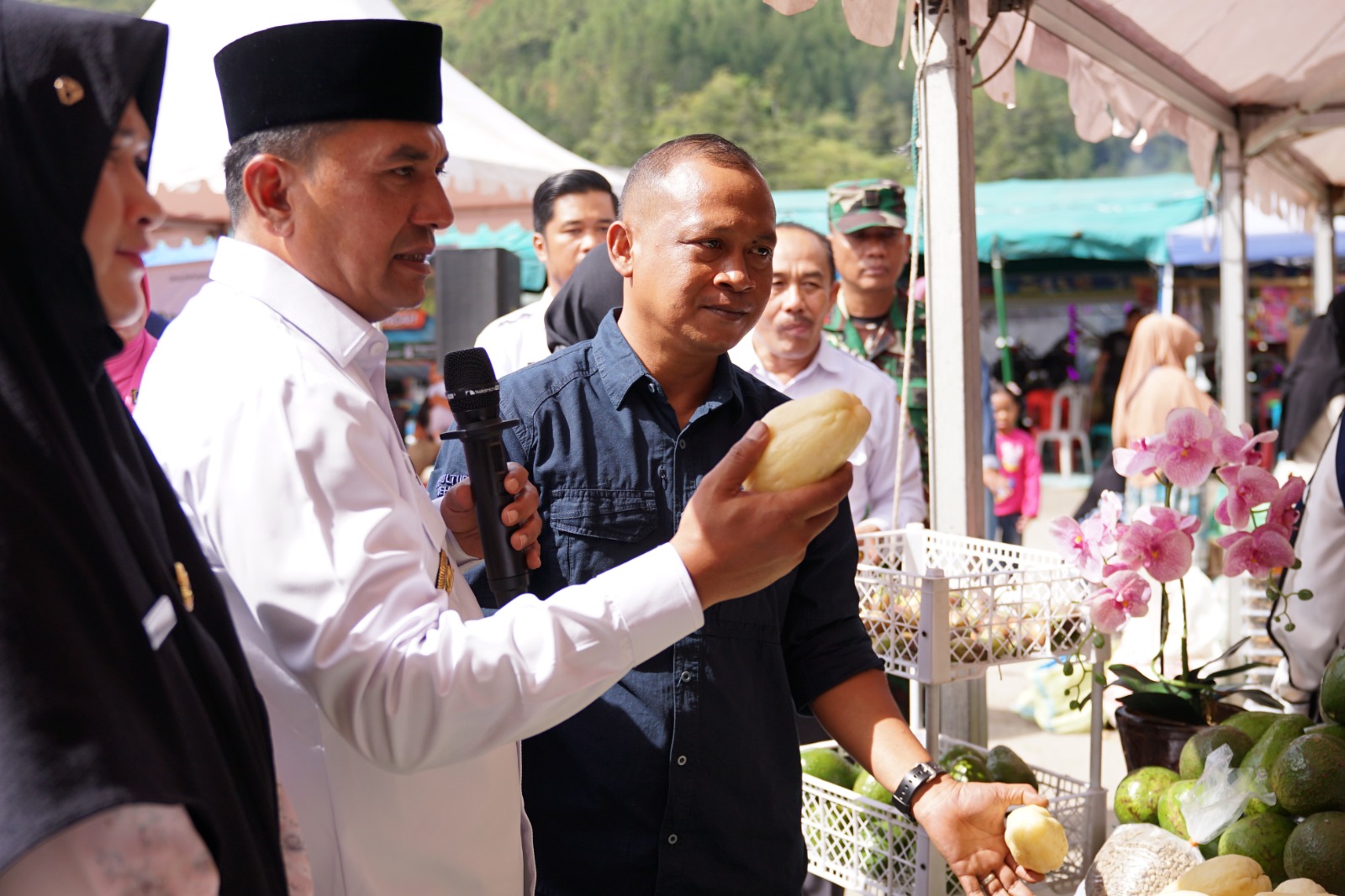 Bawang merah menjadi komoditas yang paling diburu masyarakat pada Pasar Tani Aceh Road Show 2026 yang digelar di Lapangan Sanggamara, Jalan Sengeda Pasar Pagi Lama, Takengon Timur, Kecamatan Lut Tawar, Kabupaten Aceh Tengah, Rabu (8/7/2026). (FOTO: FOR NUKILAN)