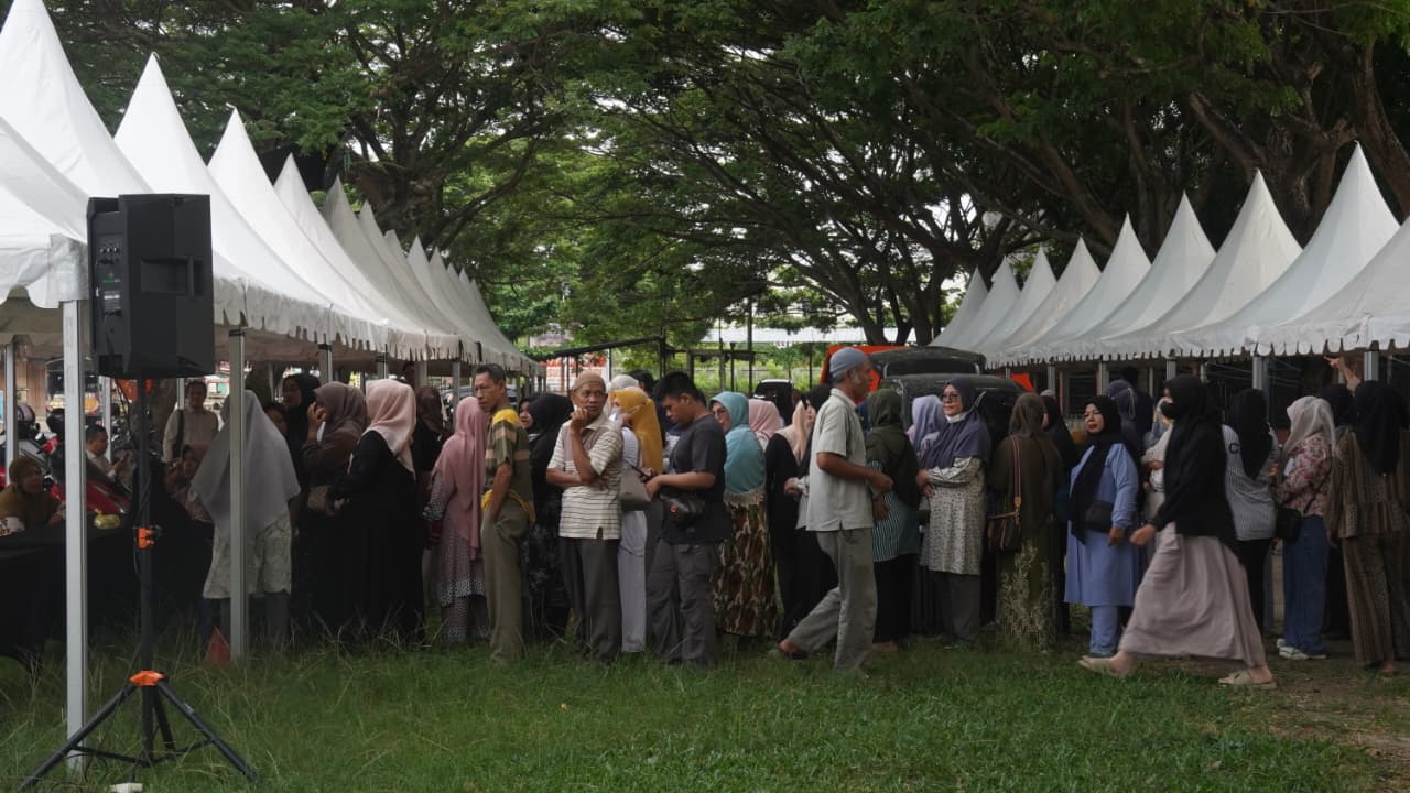 Sebanyak 30 pelaku UMKM, Perum Bulog, serta petani sayur dan buah memeriahkan Pasar Tani Aceh Road Show 2026 yang digelar di Jalan Lingkar Stadion, depan SD Negeri 12 Gampong Mon Geudong, Kecamatan Banda Sakti, Kota Lhokseumawe, Rabu (8/7/2026). (FOTO: FOR NUKILAN)
