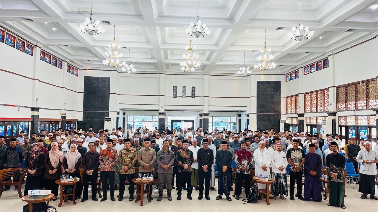 Pelaksana Tugas (Plt.) Kepala Dinas Pendidikan Dayah Aceh, Abi Muhsin, S.Pd.I., M.Pd.I., secara resmi membuka kegiatan penandatanganan surat perjanjian swakelola pembangunan dan pengembangan prasarana dayah Tahun Anggaran 2026 yang berlangsung di Banda Aceh. (Foto: For Nukilan)