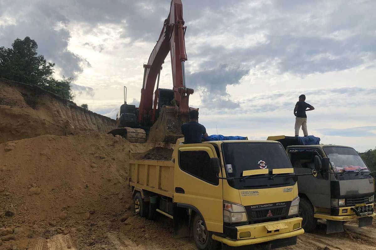 Ilustrasi - Alat berat di galian C ilegal di Grong-Grong, Kabupaten Pidie. (Foto: Humas Polda Aceh)