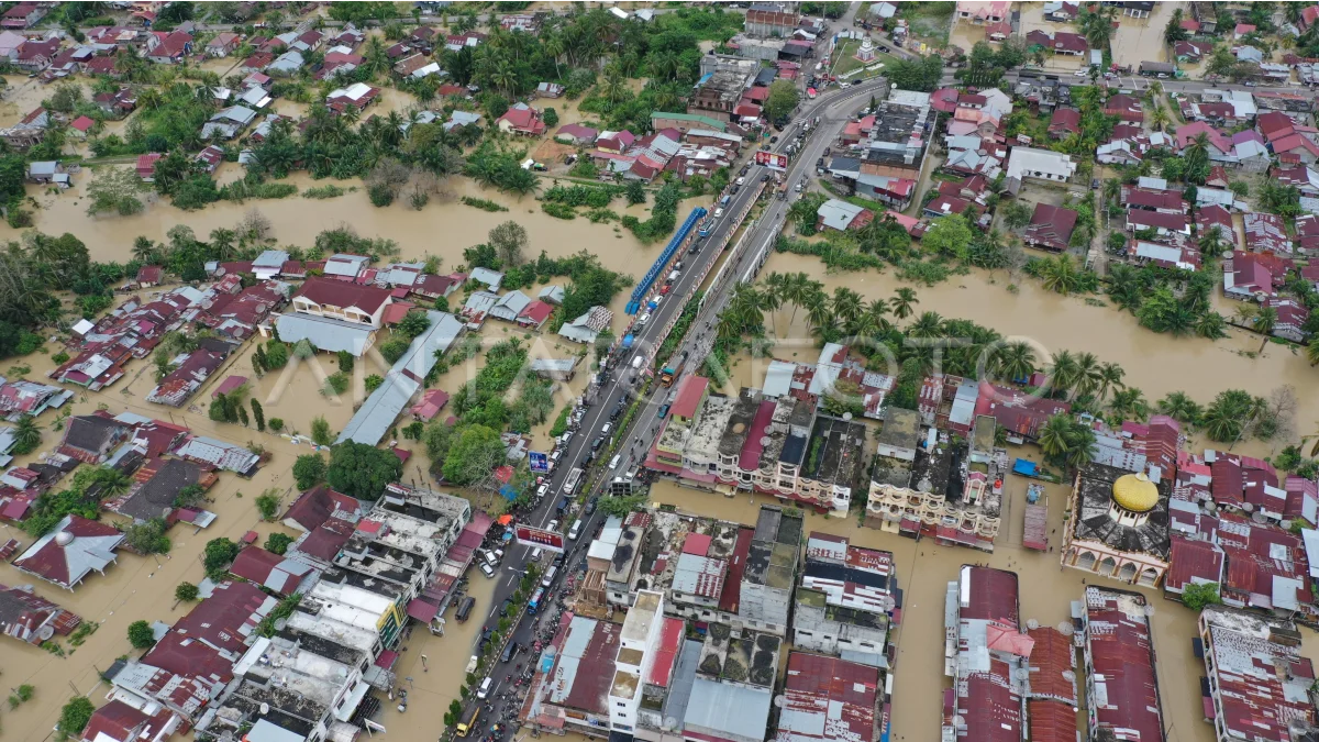 Foto udara pemukiman penduduk yang terendam banjir di Lhoksukon, Aceh Utara. (Foto: Antara/Mirza Baihaqie)