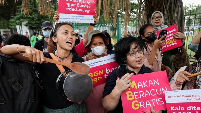 Ilustrasi - Sejumlah massa yang didominasi ibu-ibu menggelar aksi protes Makan Bergizi Gratis (MBG) di kawasan Monas, Jakarta Pusat. (Foto: REUTERS/Ajeng Dinar Ulfiana)