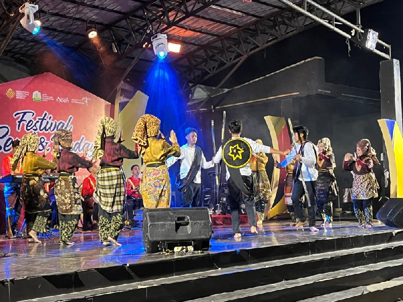 UPTD Taman Seni dan Budaya Aceh kembali menghadirkan Festival Seni dan Budaya II yang mengusung tema "Rampak Kreatif Tanah Rencong: Kolaborasi Tanpa Batas". Kegiatan yang berlangsung di Lapangan Taman Seni dan Budaya Aceh, Rabu (24/6/2026). (Foto: For Nukilan)