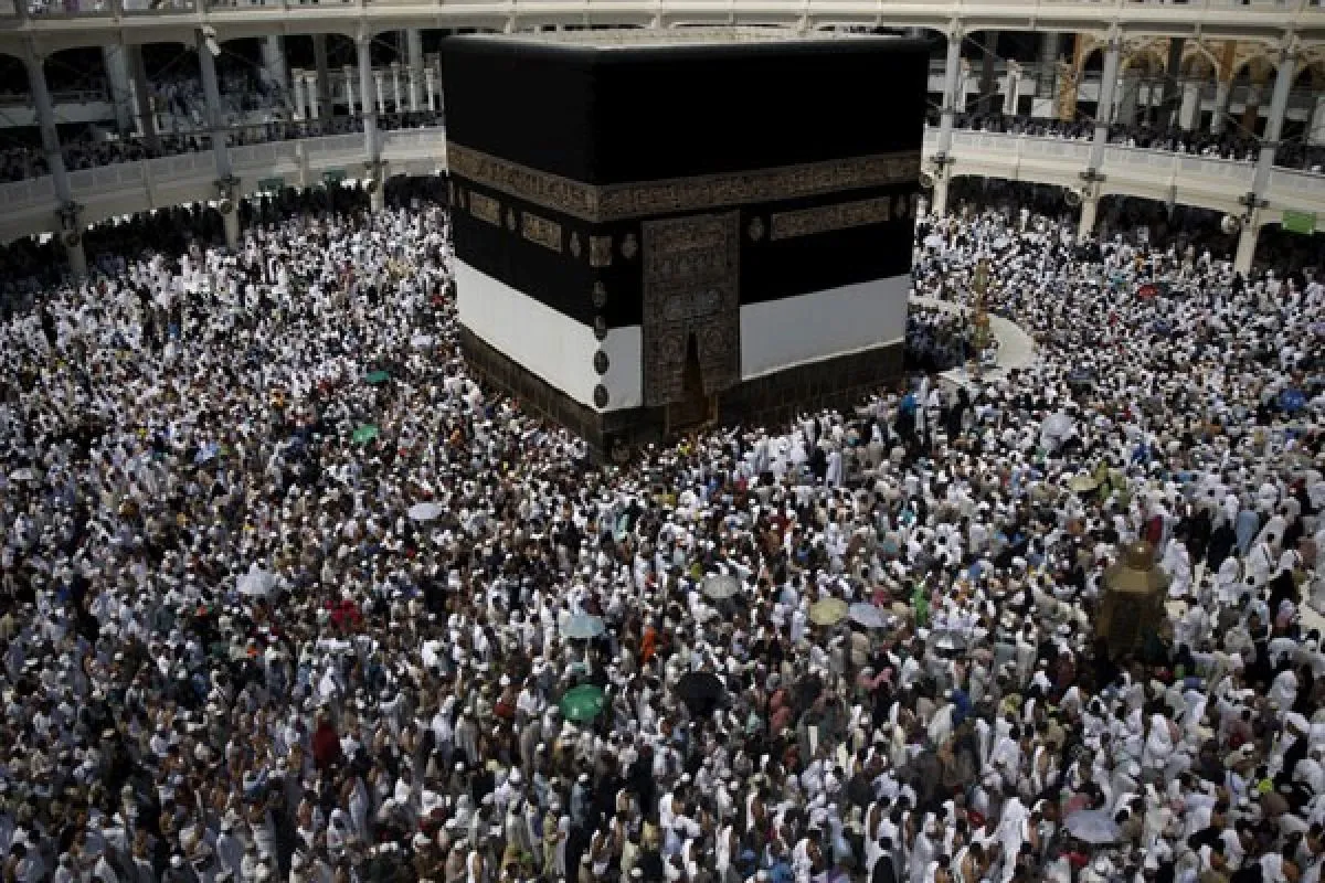 Umat muslim beribadah mengelilingi Kabah di Masjidil Haram menjelang ibadah haji di Makkah. (Foto: Reuters)