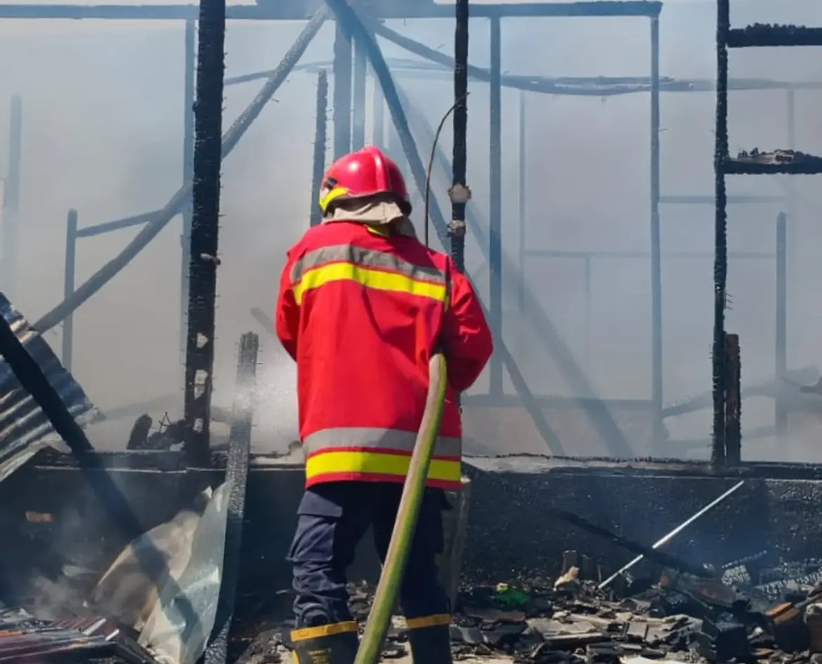 Kebakaran rumah kos di Gampong Lamteumen Timur, Kecamatan Jaya Baru, Kota Banda Aceh, Minggu (26/7/2026) siang. (Foto: akun Instagram @damkarbandaacehnews)