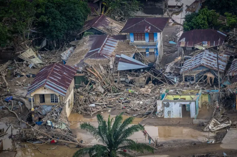 Sejumlah bangunan rusak pascabanjir bandang di Aceh Tamiang. (Foto: Antara Foto/Bayu Pratama S)