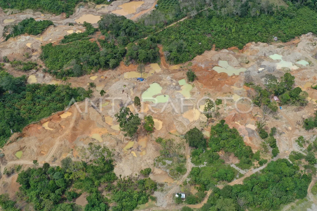 Foto udara area bekas lubang galian tambang emas ilegal di kawasan Kecamatan Sungai Mas, Kabupaten Aceh Barat. (Foto: Antara Foto/Syifa Yulinnas/foc)