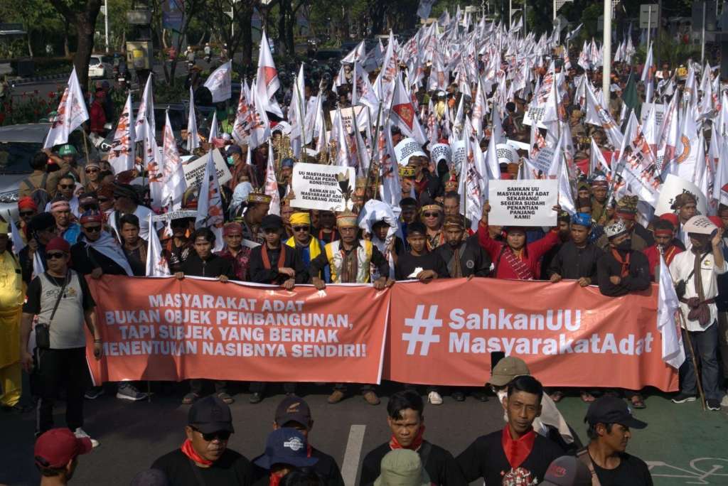Ilustrasi - Massa melakukan aksi demonstrasi mendesak DPR dan DPD RI segera mengesahkan RUU Masyarakat Adat. (Foto: Dok Forest Watch Indonesia)