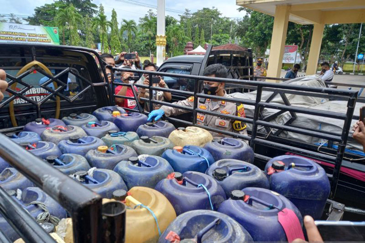 Ilustrasi penimbunan BBM. (Foto: Antara)