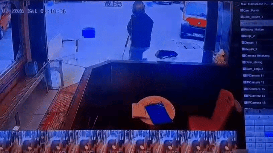 Rekaman CCTV perampokan toko emas di Jalan Merdeka, Gampong Pasar, Tapaktuan, Aceh Selatan. (Foto: Tangkapan layar)
