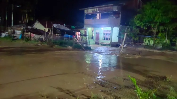 Banjir yang melanda Desa Cane Toa, Kecamatan Rikit Gaib, Gayo Lues, Kamis (23/7/2026) malam. (Foto: BPBD Gayo Lues)