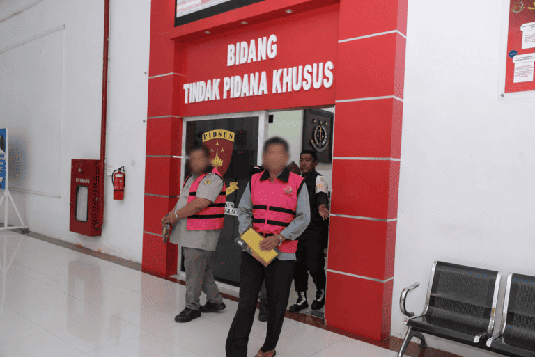 Dua tersangka dalam perkara dugaan tindak pidana korupsi pengadaan tanah untuk pembangunan Daerah Irigasi Sigulai di Kecamatan Simeulue Barat, Kabupaten Simeulue, Tahun Anggaran 2019. (Foto: Dok Kejati Aceh)