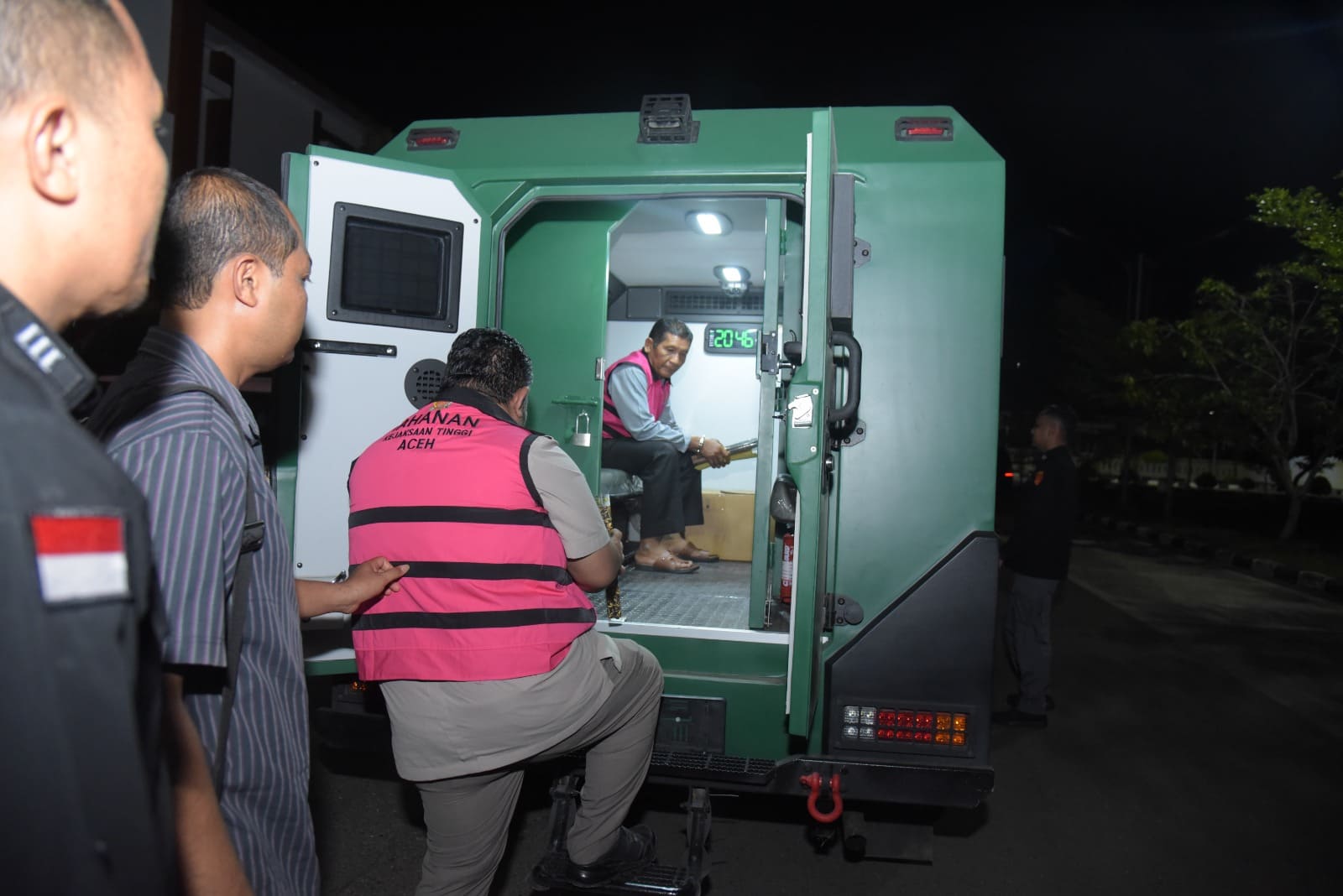 Dua tersangka dugaan tindak pidana korupsi pengadaan tanah untuk pembangunan Daerah Irigasi Sigulai di Kecamatan Simeulue Barat, Kabupaten Simeulue ditahan Kejati Aceh. (Foto: Dok Kejati Aceh)
