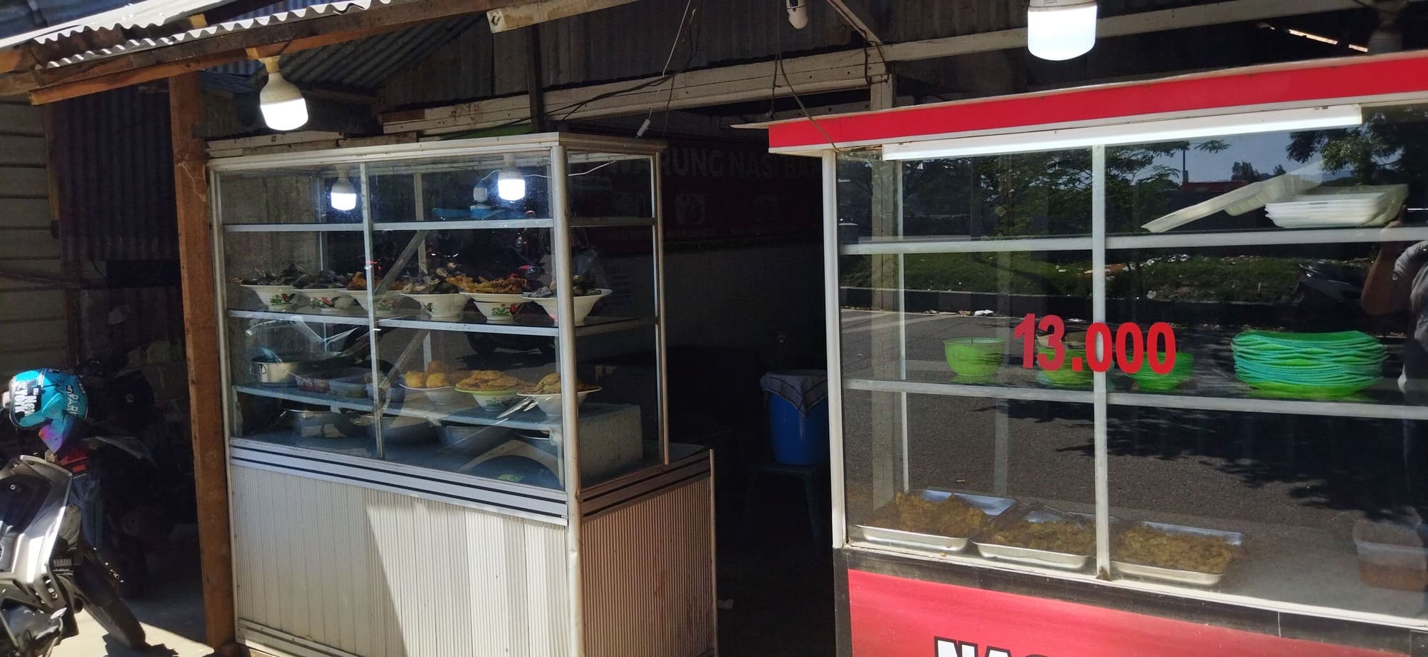 Salah satu warung nasi di Desa Rukoh yang berada dekat TPS. (Foto: Nukilan/Sammy)