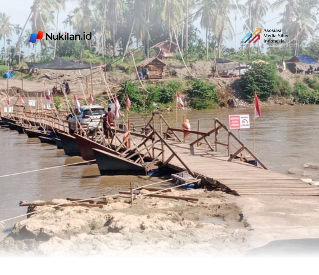 Jembatan apung kepala hiu yang dibangun dengan swadaya masyarakat untuk menyeberangi sungai di kawasan Pante Lhong, Kecamatan Peusangan-Desa Pante Kumbang Baro, Kecamatan Siblah Krueng.(FOTO: MI/AMIRUDDIN ABDULLAH REUBEE)